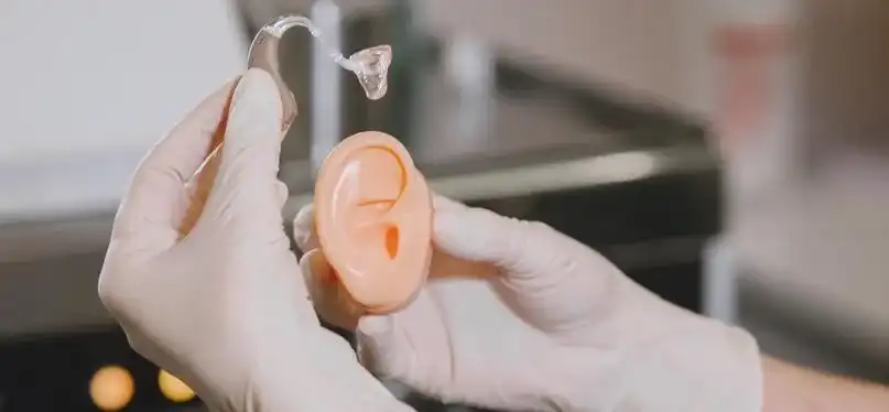 How does an earmold work